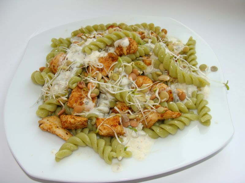 Filet z makaronem i sosem jogurtowym Filet z makaronem i sosem jogurtowym