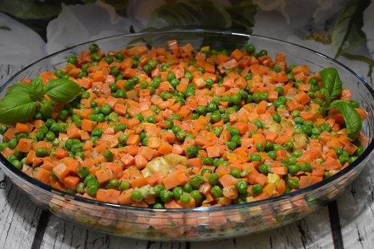 Filet z marchewką i groszkiem w sosie koperkowym