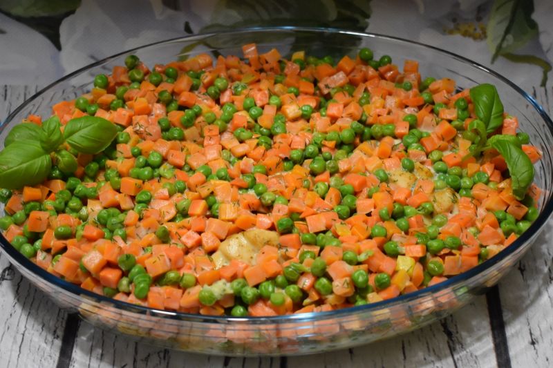 Filet z marchewką i groszkiem w sosie koperkowym