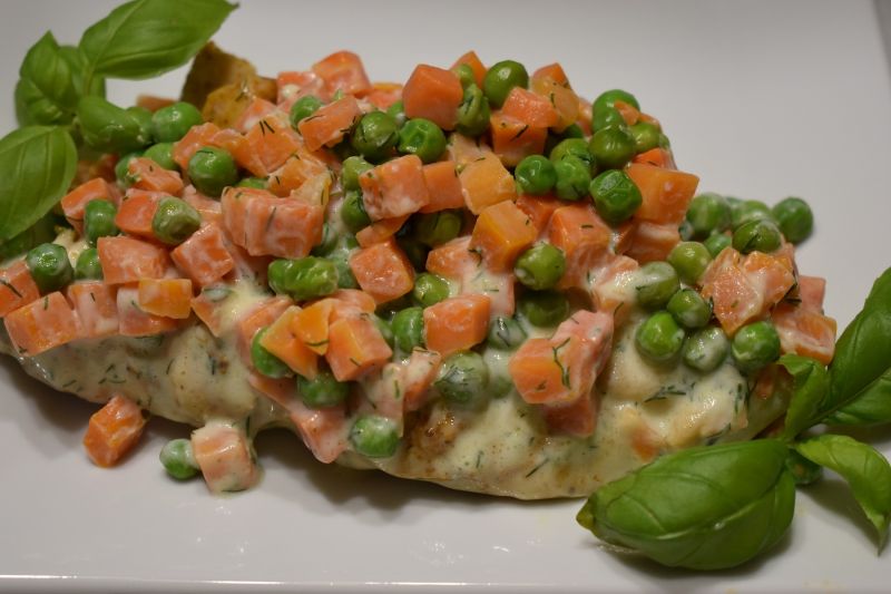 Filet z marchewką i groszkiem w sosie koperkowym