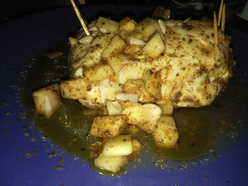 Filet z piersi kurczaka nadziewany jabłkami