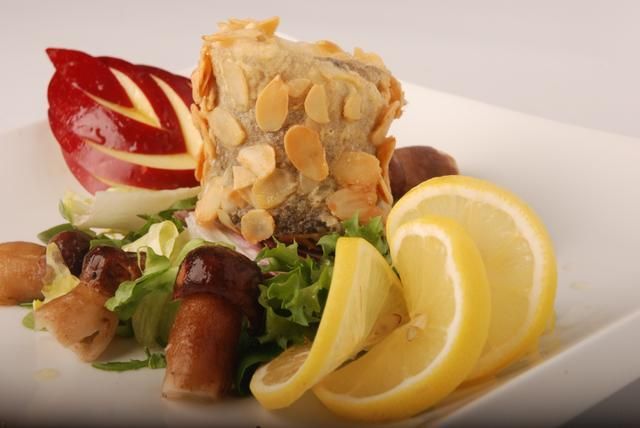 Filet z pstrąga pieczony w migdałach Filet z pstrąga pieczony w migdałach