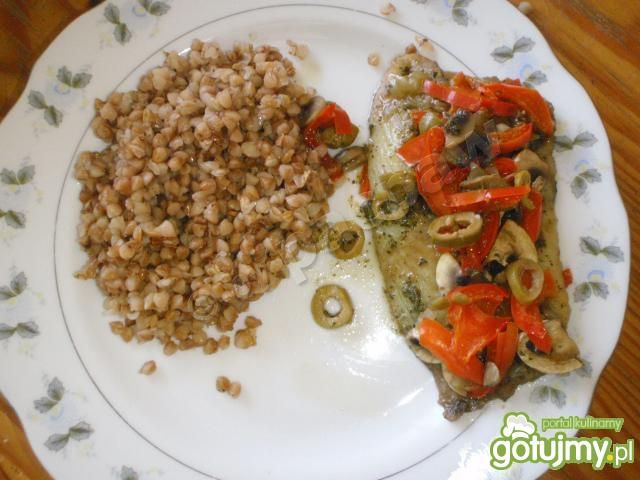 Filet z ryb w oliwkach i papryce  Filet z ryb w oliwkach i papryce