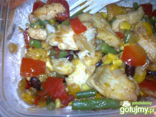 Filet z ryby z warzywami z patelni