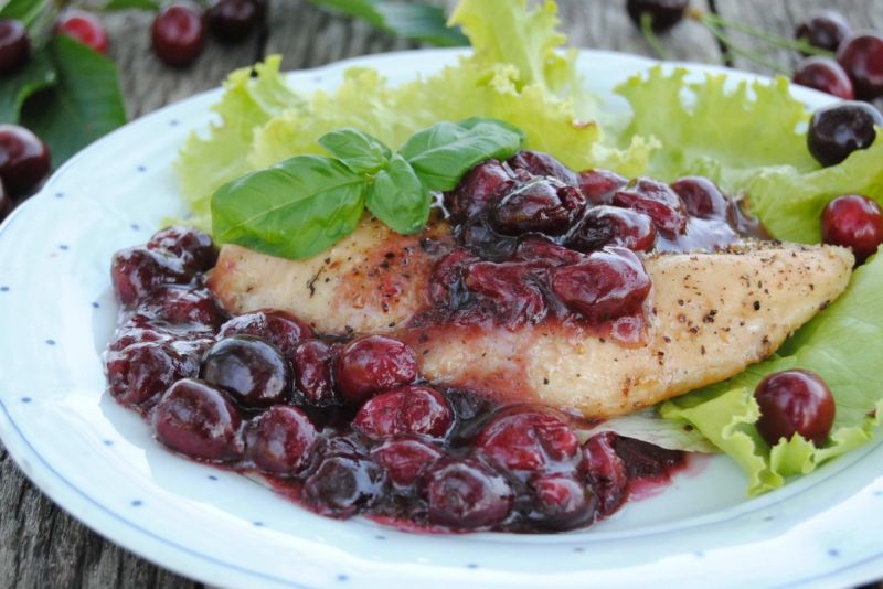 Filet z sosem czereśniowym