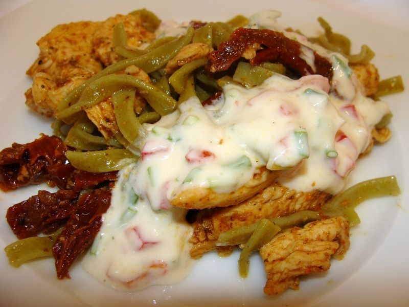  Filet z zielonym makaronem i sosem