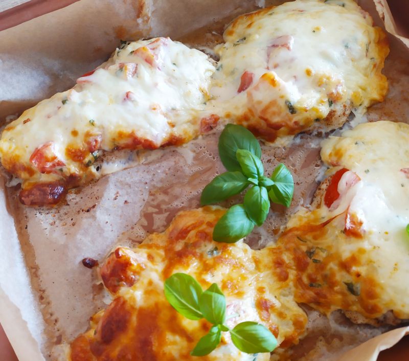 Filet zapiekany z pomidorem i serem żółtym Filet zapiekany z pomidorem i serem żółtym