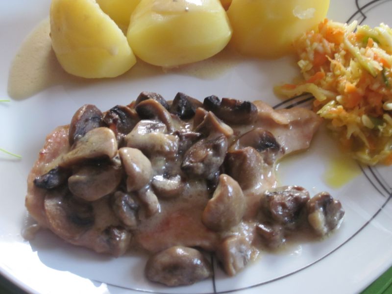 Filety drobiowe zapiekane w sosie pieczarkowym