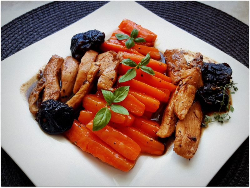 Filety drobiowe ze śliwkami w sosie kawowym 