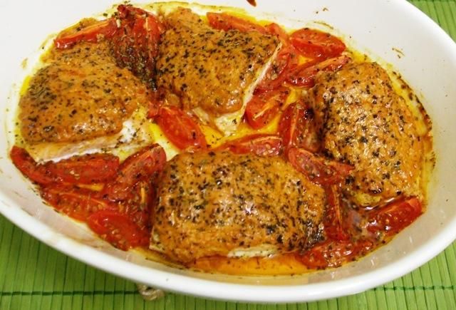 Filety łososia w jogurtowym pesto 