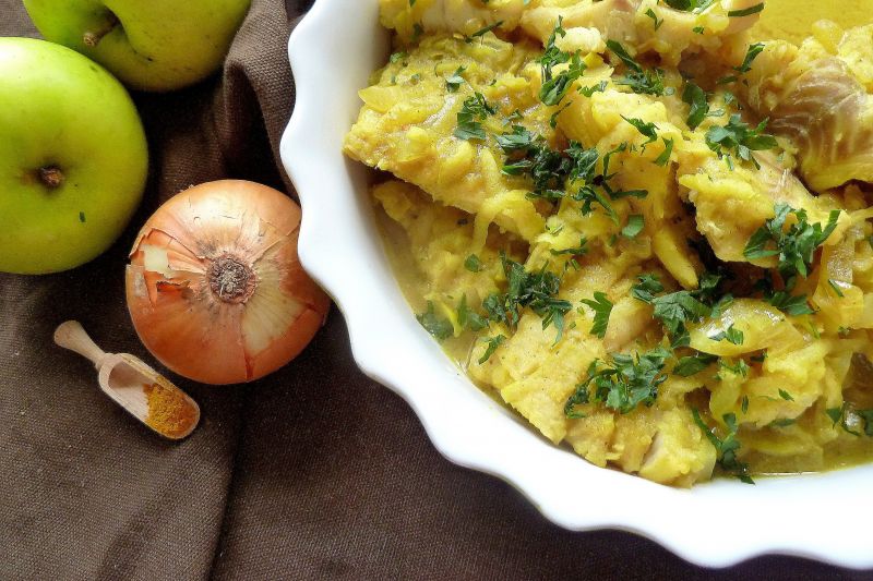 Filety rybne duszone z jabłkiem w sosie curry