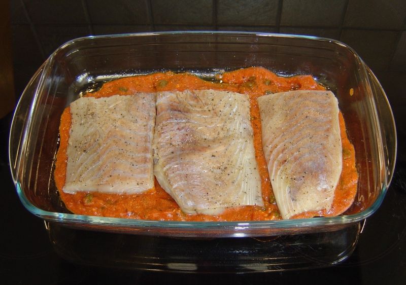 Filety rybne w ziołowym sosie pomidorowym