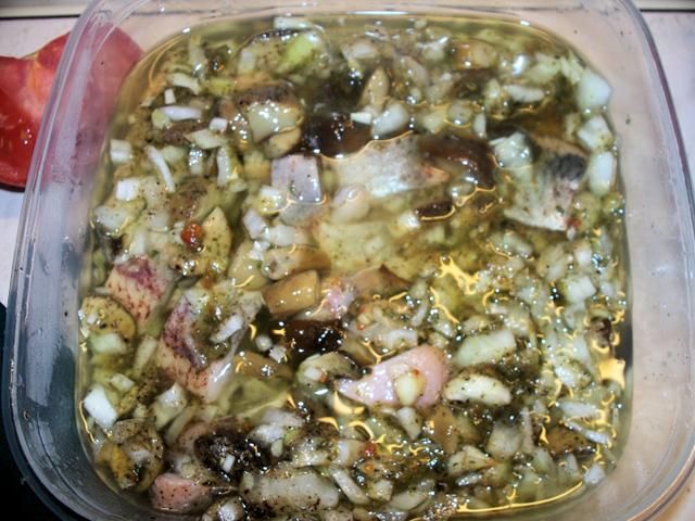 Filety śledziowe korzenne z grzybkami w 