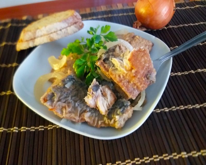 Filety śledziowe opiekane w zalewie octowej.