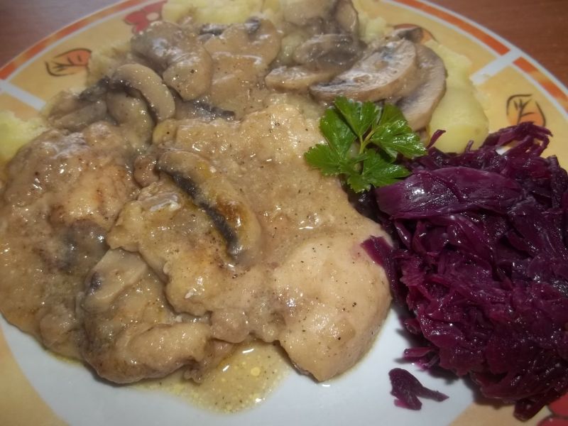 Filety u udźca kurczaka w sosie pieczarkowym