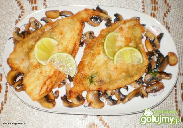 Filety z flądry na pieczarkach