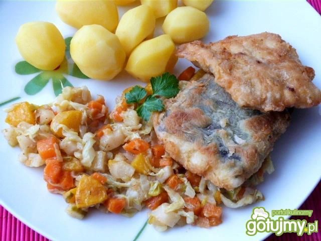 Filety z pstrąga w mące i warzywach