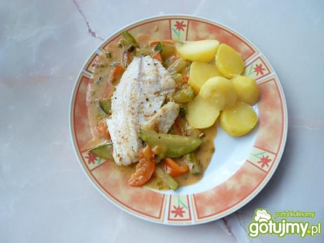 Filety z tilapii w sosie z warzywami Filety z tilapii w sosie z warzywami