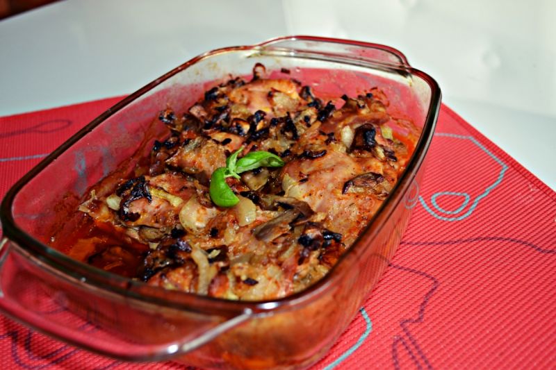 Filety z udek zapiekane z cebulą i pieczarkami Filety z udek zapiekane z cebulą i pieczarkami