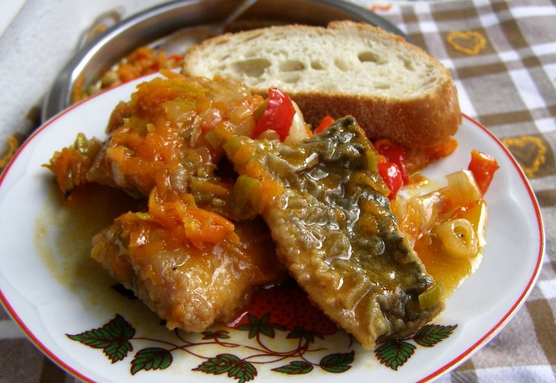 Filety śledziowe z warzywami w pomidorach