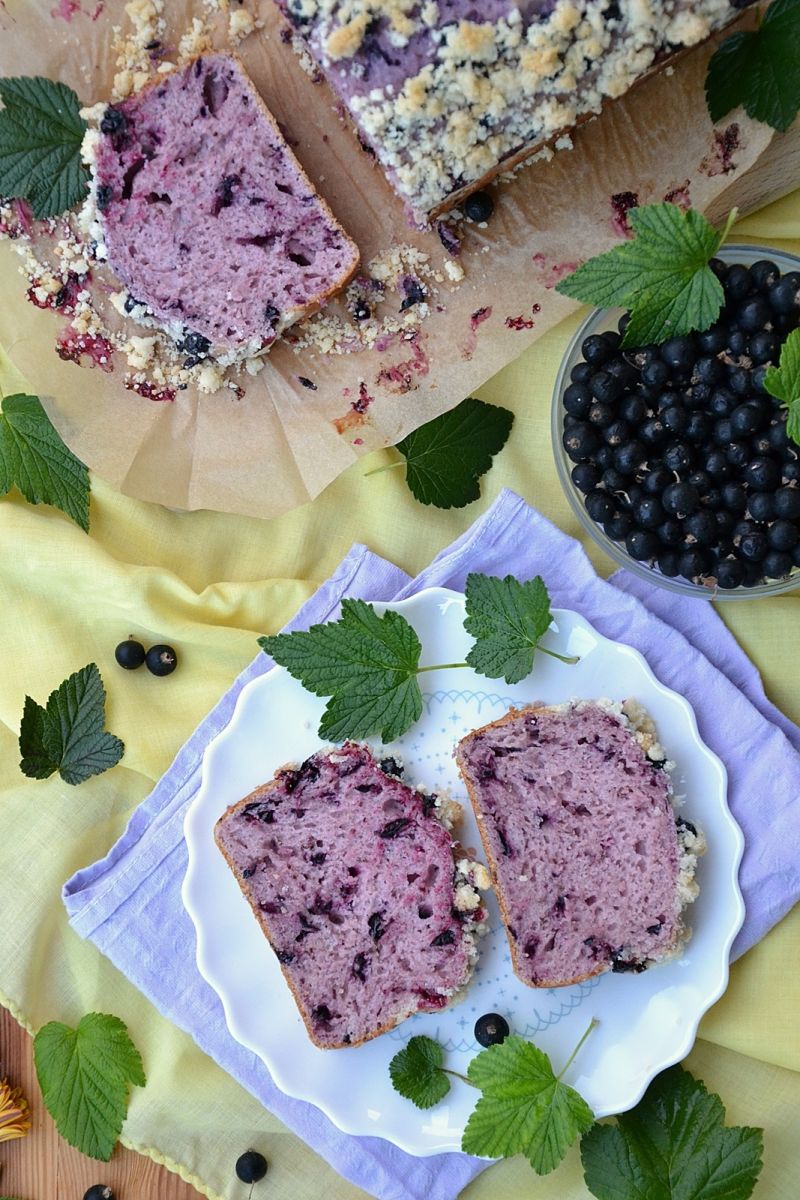 Fioletowe ciasto drożdżowe z czarnej porzeczki