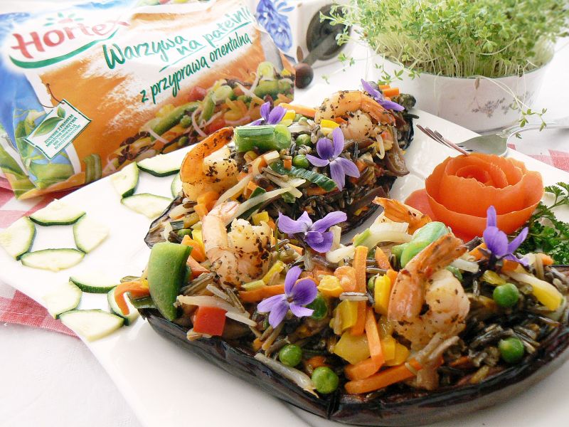 Fiołkowa dzika sałatka w bakłażanie