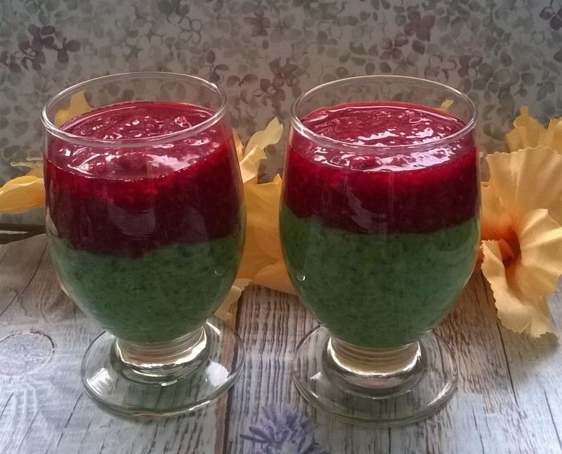 Fit deser jaglany ze szpinakiem i malinami