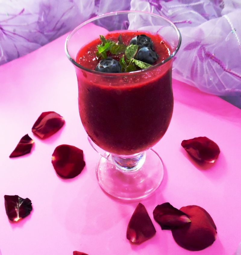 Fit truskawkowy koktajl chia z melisą Fit truskawkowy koktajl chia z melisą