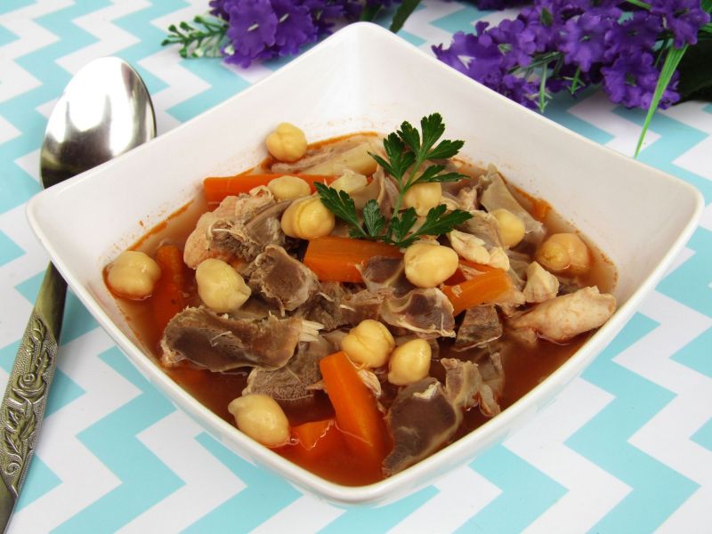 Flaczki z żołądków drobiowych z ciecierzycą