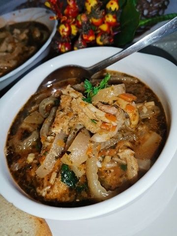 Flaczki ze skórek wieprzowych.