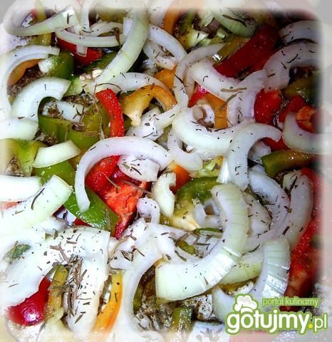 Flądra pieczona pod paprykami.