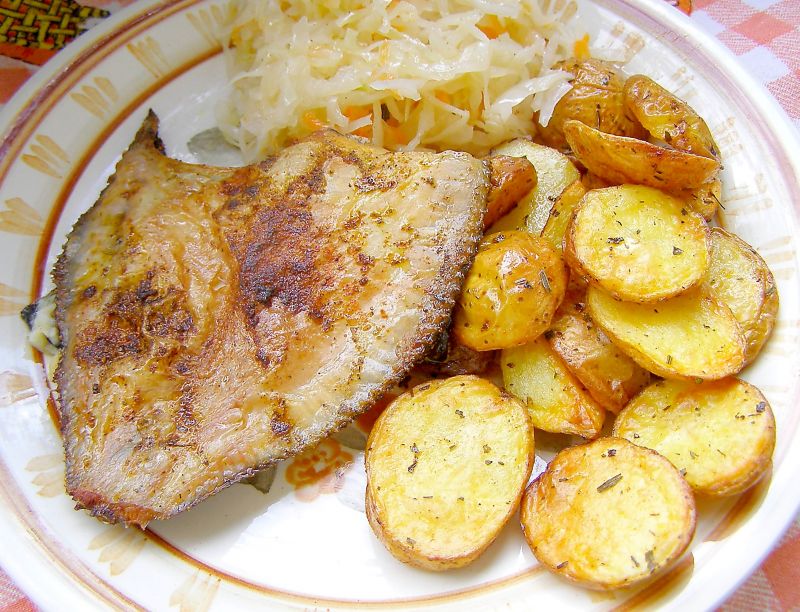 Flądra pieczona  z ziemniakami pieczonymi
