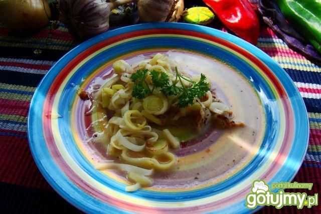 Flądra w porach i śmietanie 