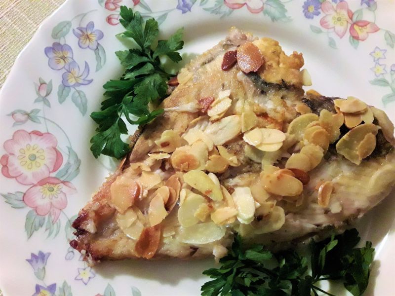 Flądra z patelni w płatkach migdałowych