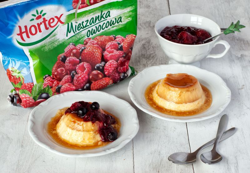 Flan Clásico z owocami na winie