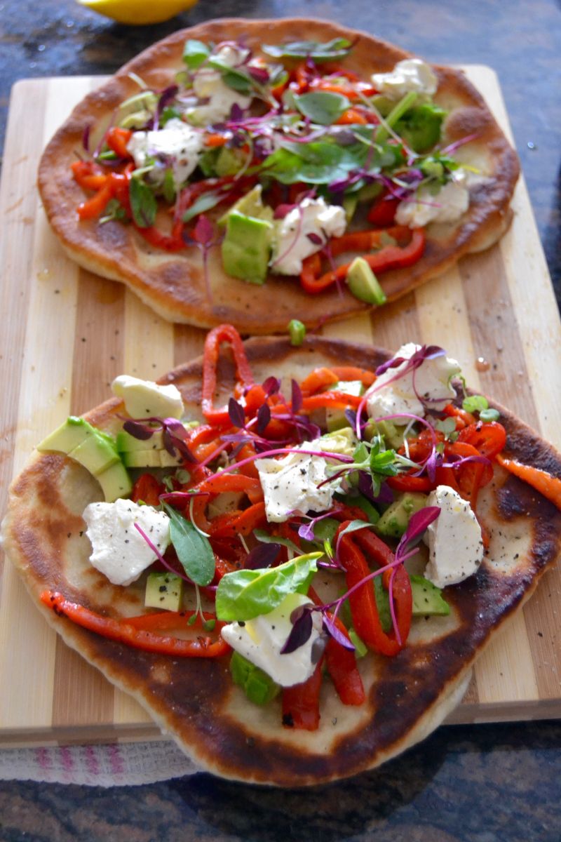 Flatbread z awokado i marynowana papryką Flatbread z awokado i marynowana papryką