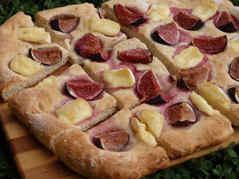 Focaccia z figami i camembertem