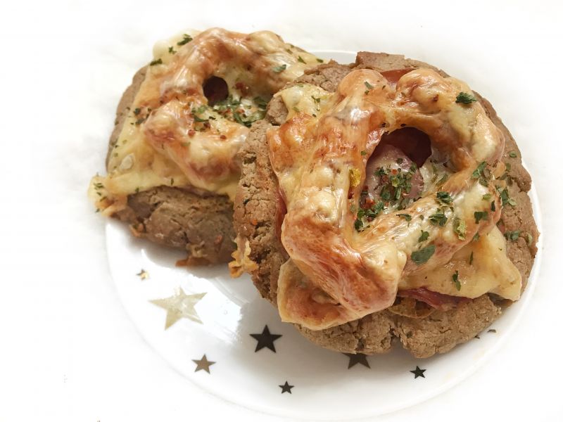 Focaccia z kindziukiem i parówką Focaccia z kindziukiem i parówką