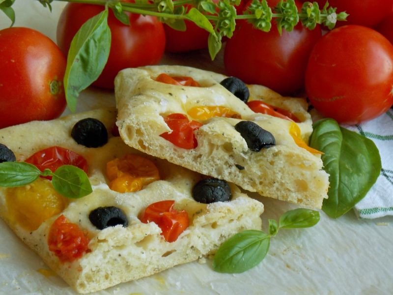 Focaccia z kozim serem i pomidorkami koktajlowymi