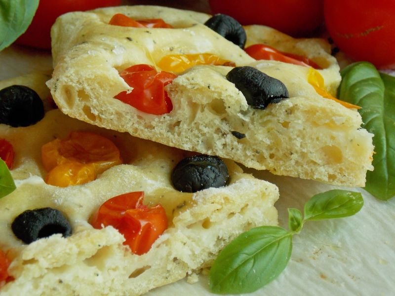 Focaccia z kozim serem i pomidorkami koktajlowymi
