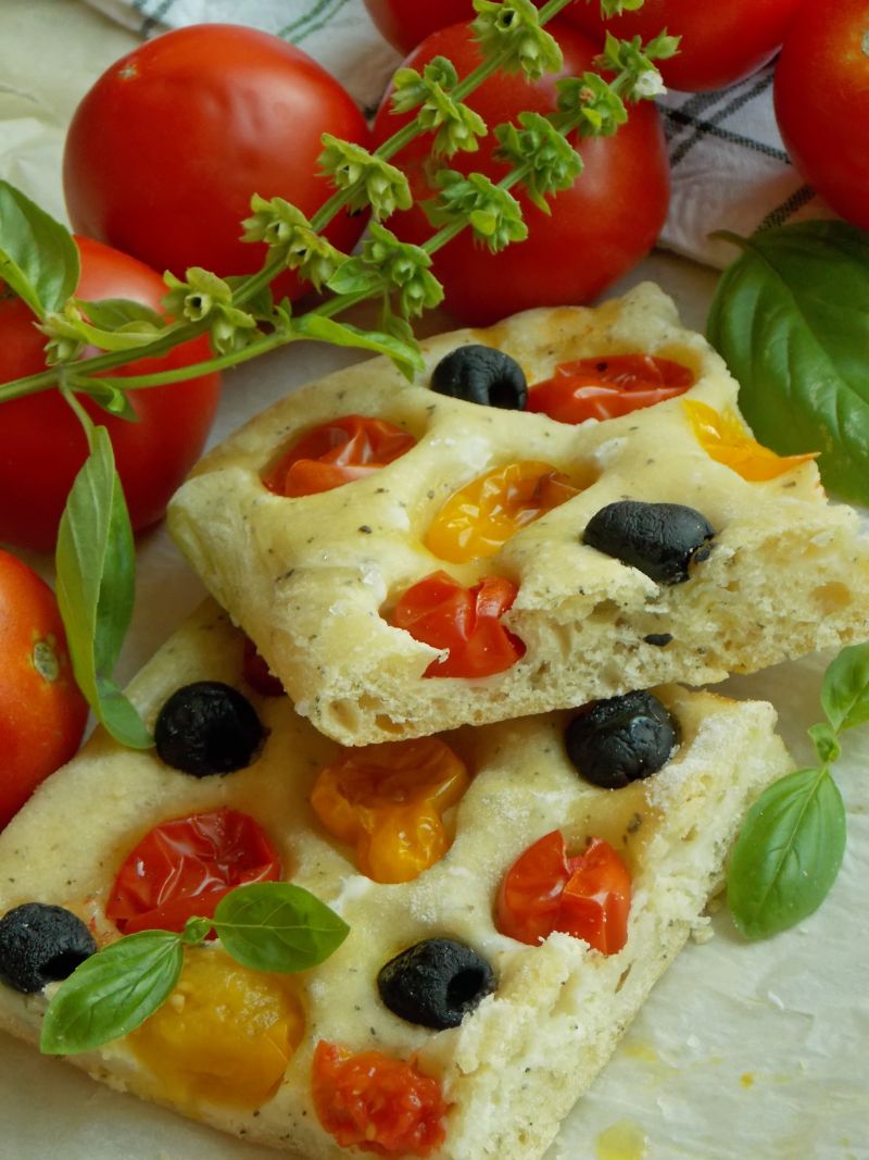 Focaccia z kozim serem i pomidorkami koktajlowymi