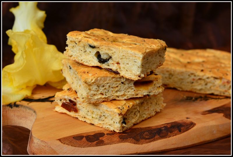 Focaccia z oliwkami Focaccia z oliwkami