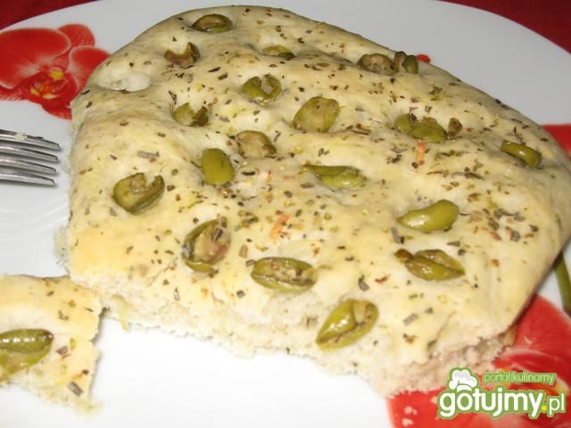 Focaccia z oliwkami i cebulą