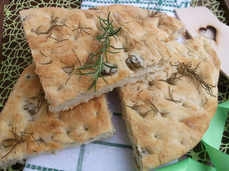 Focaccia z oliwkami i rozmarynem  Focaccia z oliwkami i rozmarynem