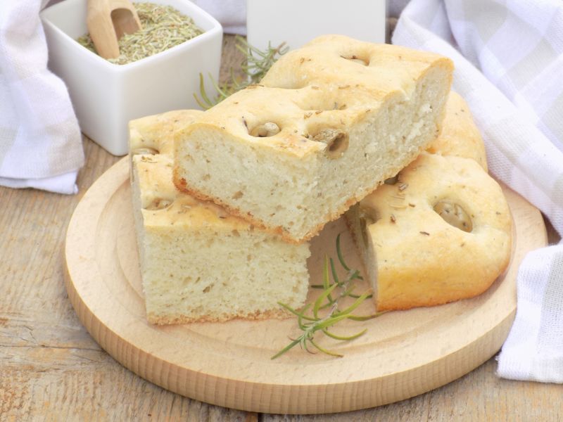 Focaccia z oliwkami i rozmarynem 
