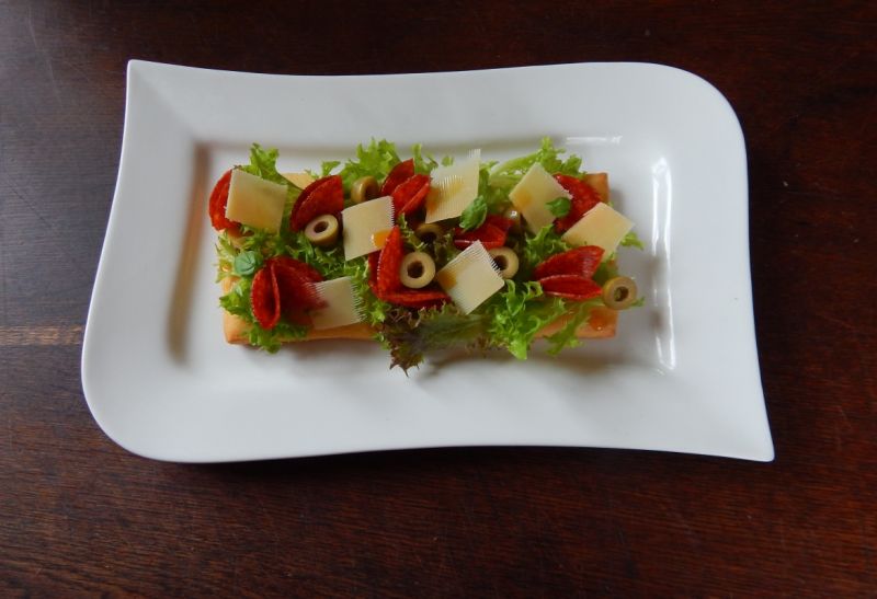 Focaccia z salami i parmezanem