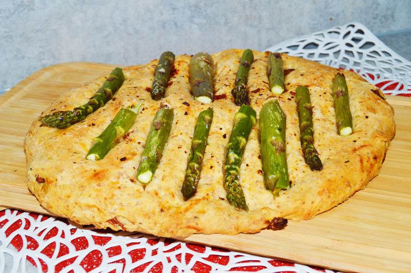 Focaccia z suszonymi pomidorami i szparagami Focaccia z suszonymi pomidorami i szparagami