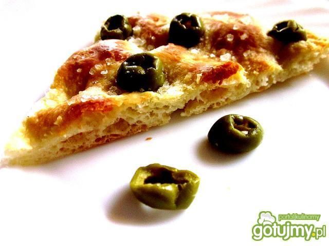 Focaccia z zielonymi oliwkami Focaccia z zielonymi oliwkami