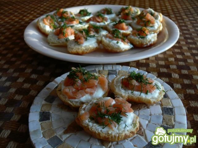 Francuska przekąska z łososiem