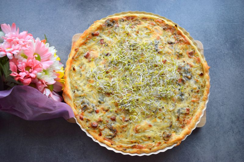 Francuska tarta cebulowa z boczkiem i gorgonzolą Francuska tarta cebulowa z boczkiem i gorgonzolą
